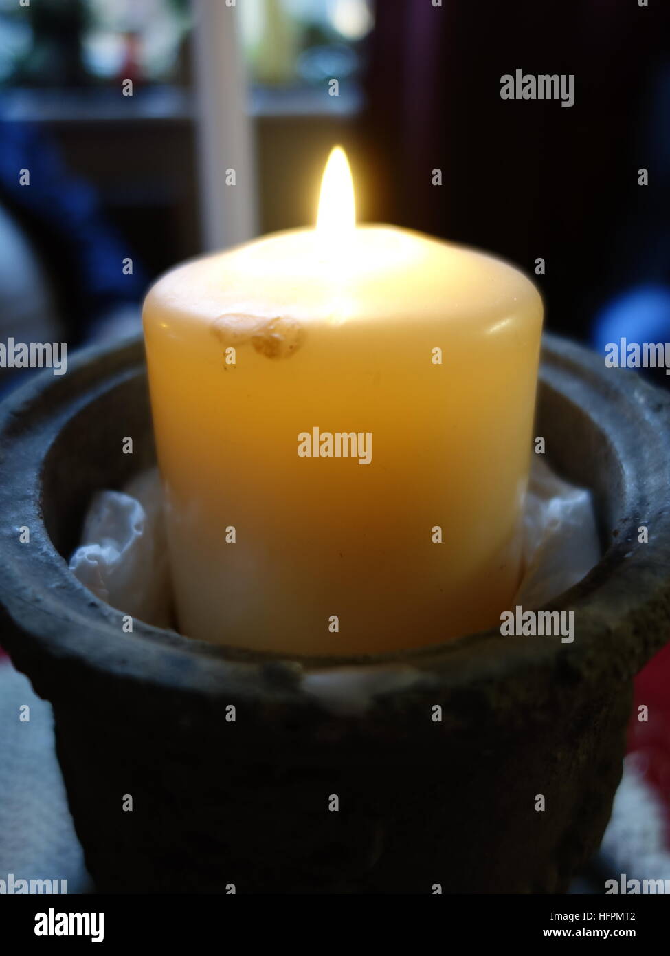 Eine Kerze mit einer glühenden Flamme Stockfoto