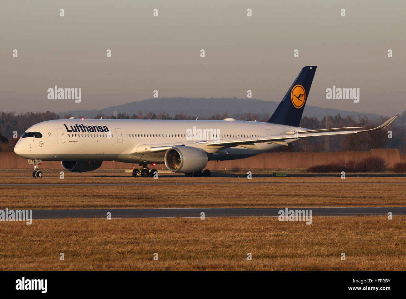 Stuttgart, Deutschland – 31. Dezember 2016: Lufthansa Airbus A350 am Stuttgarter Flughafen Stockfoto