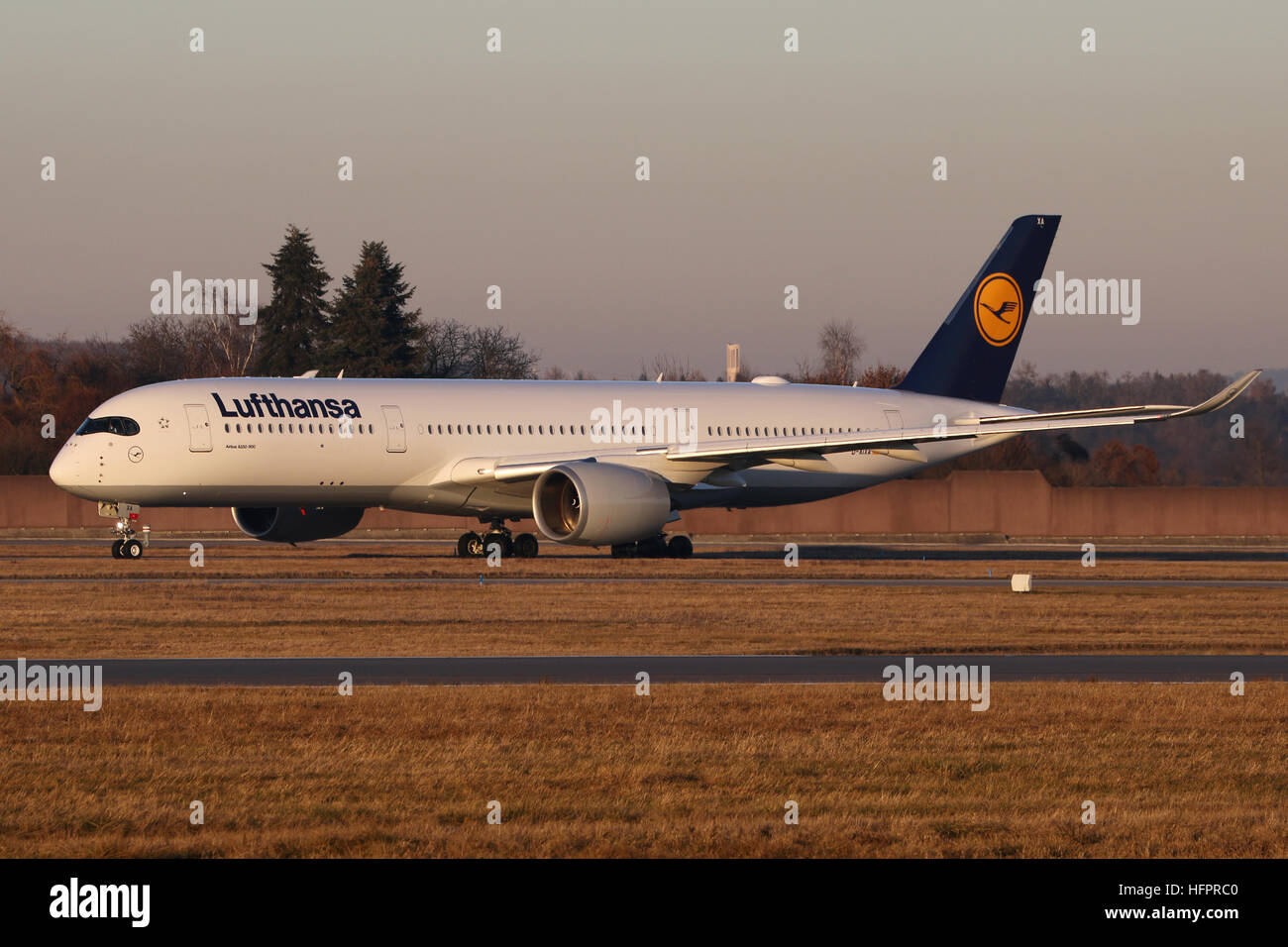 Stuttgart, Deutschland – 31. Dezember 2016: Lufthansa Airbus A350 am Stuttgarter Flughafen Stockfoto