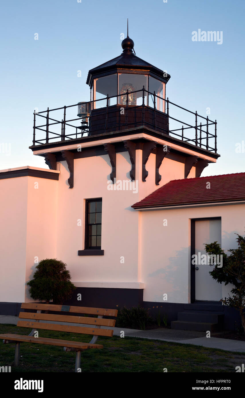 WA13046-00... WASHINGTON - Sonnenuntergang am Point No Point Lighthouse befindet sich auf dem Puget Sound in der Nähe von Hansville. Stockfoto