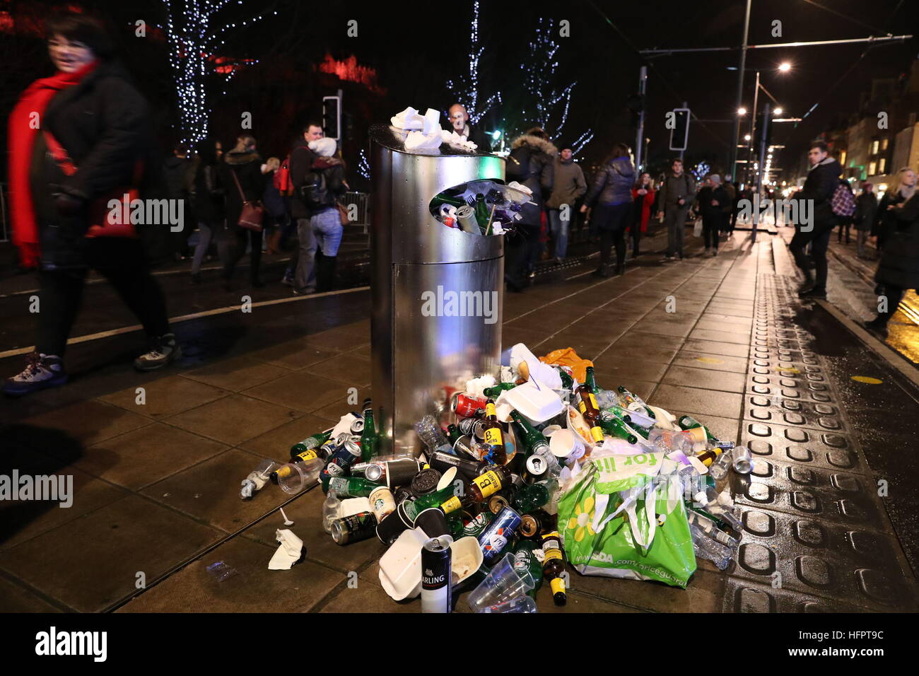 Ein Lagerplatz in der Princes Street überläuft mit Müll schon früh während der Hogmanay Silvester in Edinburgh. Stockfoto