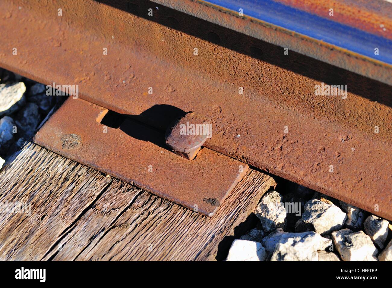 Nahaufnahme einer Eisenbahn-Spitze, die traditionellen Gerät zum Bahnschwellen eine Krawatte Platte herstellen, während Halteschienen im Ort verwendet. Stockfoto