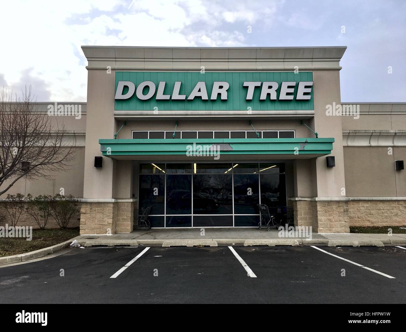 Speichern Sie die Schaufenster von einem Dollar Tree Stockfoto