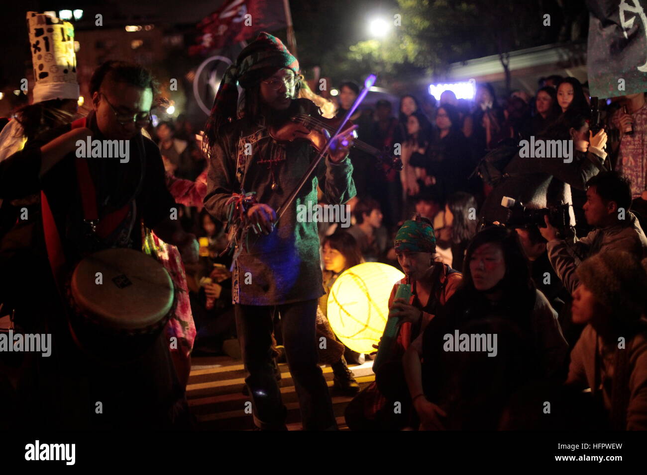 Um auf Folkloretraditionen und gewinnen wieder geistige Zusammenhänge zwischen Ortszeit taiwanesischen und moderne Haltung, fand Wallfahrt eine wilde Jugend als eine außergewöhnliche Silvester-Veranstaltung in Taiwan statt. Parade, bestehend aus massiven Installation Kunstwerke, Einheiten mit kostenlosen Marmelade aus Musik und Tanz, Rituale um moderne Plagen zu vertreiben marschierten von Sun Yat-Sen Memorial Hall in Taipeh bis hin zu Dadaocheng Wharf. Die Teilnehmer eingefärbt Fingerabdrücke und schrieb Wünsche auf goldenen Bütten mit den Papier-Tempel verbunden. Der Tempel wird unter Zhongxiao Brücke vor der Morgendämmerung abgebrannt werden Stockfoto