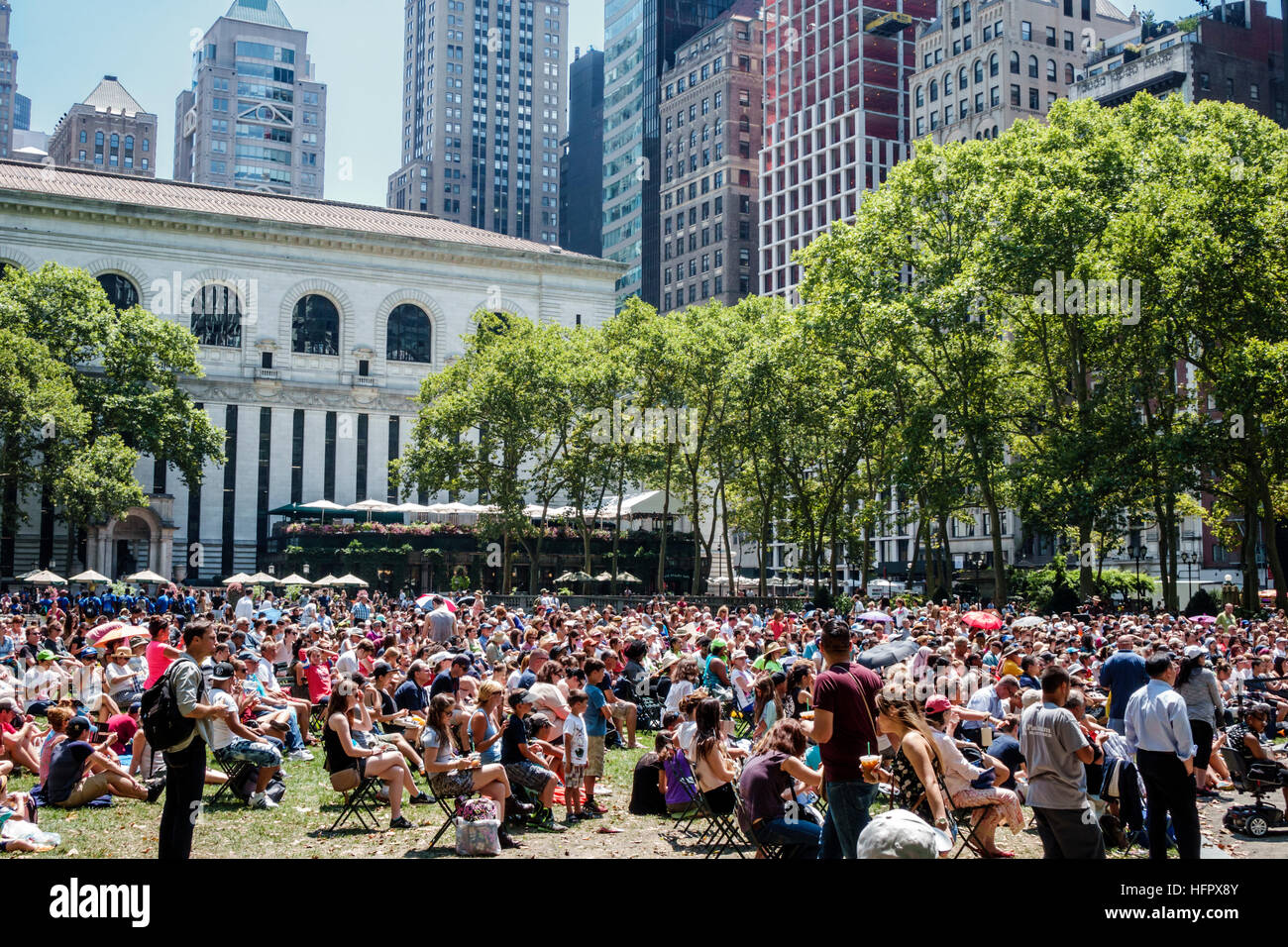 New York City, NY NYC Manhattan, Midtown, Bryant Park, öffentlich, Broadway im Bryant Park, Konzert, kostenlose Vorstellung, Publikum, Mittagspause, Bäume, Bibliothek, NY160722 Stockfoto