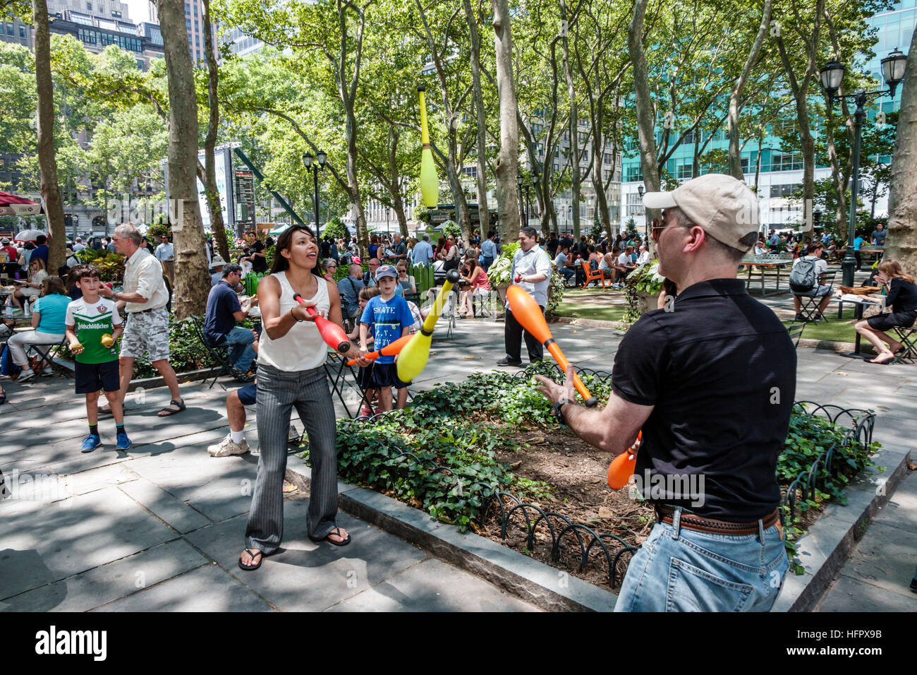 New York City, New York NYC Manhattan, Midtown, Bryant Park, öffentlicher Park, obere Terrasse, Mittagessen, Erwachsene, Erwachsene, Männer, Männer, Frauen, Frauen, Jonglieren, kostenloses Inkl Stockfoto