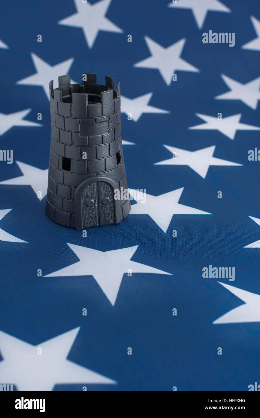 Schwarze Burg auf US Stars & Stripes - als Metapher für möglich, uns Isolationismus und Protektionismus Politik unter neuer Verwaltung, uns China Handelskrieg. Stockfoto