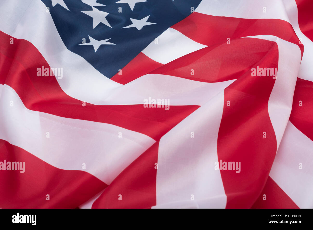 Zerknitterte US-Flagge / Stars and Stripes. Für die unruhige US-/amerikanische Wirtschaft, turbulente Zeiten in den USA, turbulente Wall Street-Märkte, US-Zwischenwahlen. Stockfoto