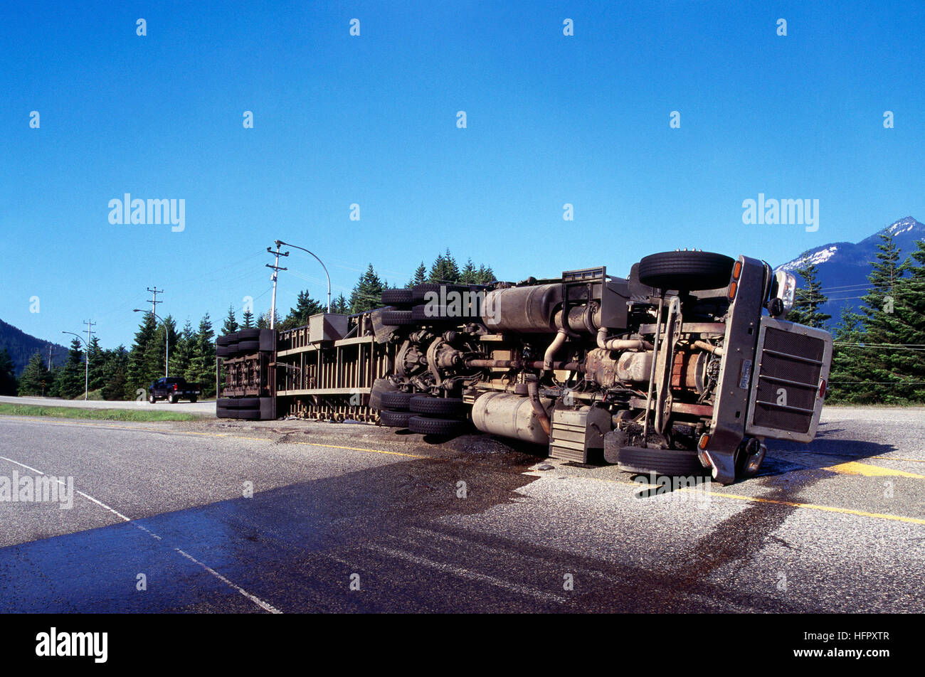 Autobahn Unfall hob Semi Trailer LKW, BC, Britisch-Kolumbien, Kanada - Unfälle im Straßenverkehr Stockfoto