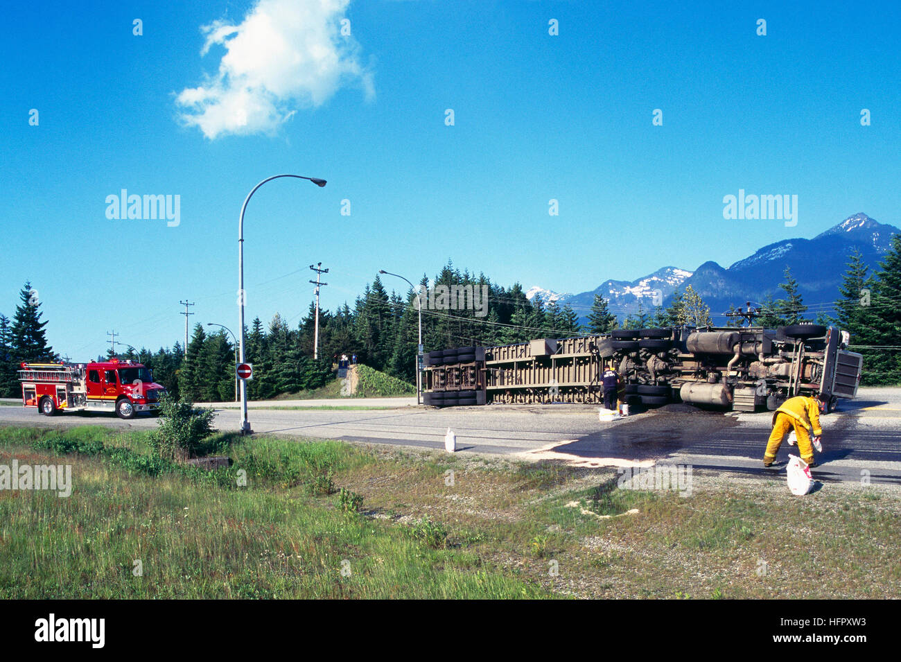 Autobahn Unfall, Oil Spill Bereinigung von umgestürzten Semi Trailer LKW, BC, Britisch-Kolumbien, Kanada - Unfälle im Straßenverkehr Stockfoto