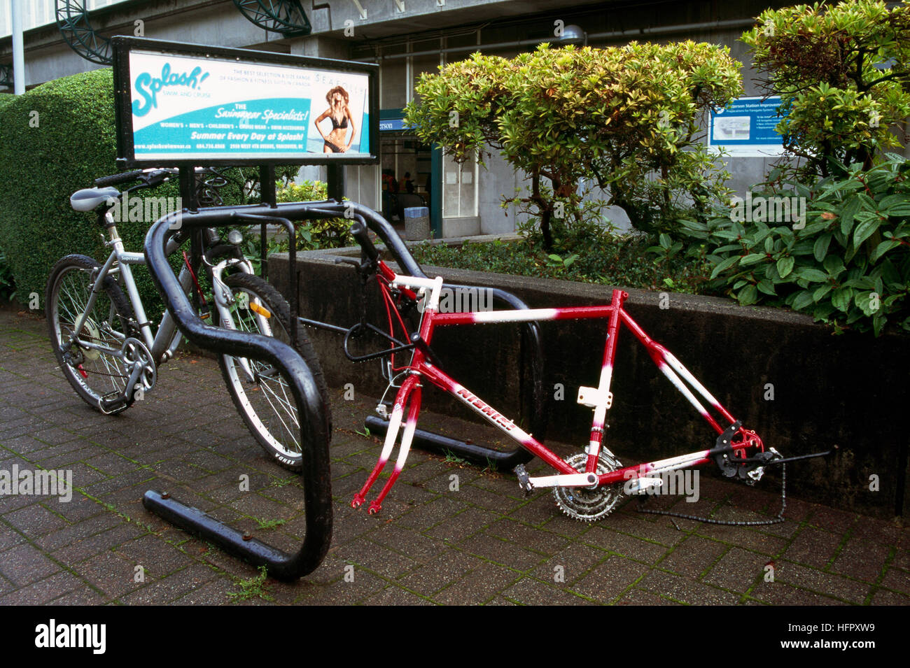 Vandalismus - belästigten Fahrrad gesperrt, Bike Stand, Rahmen bleibt nach Räder und Sitz gestohlen Stockfoto