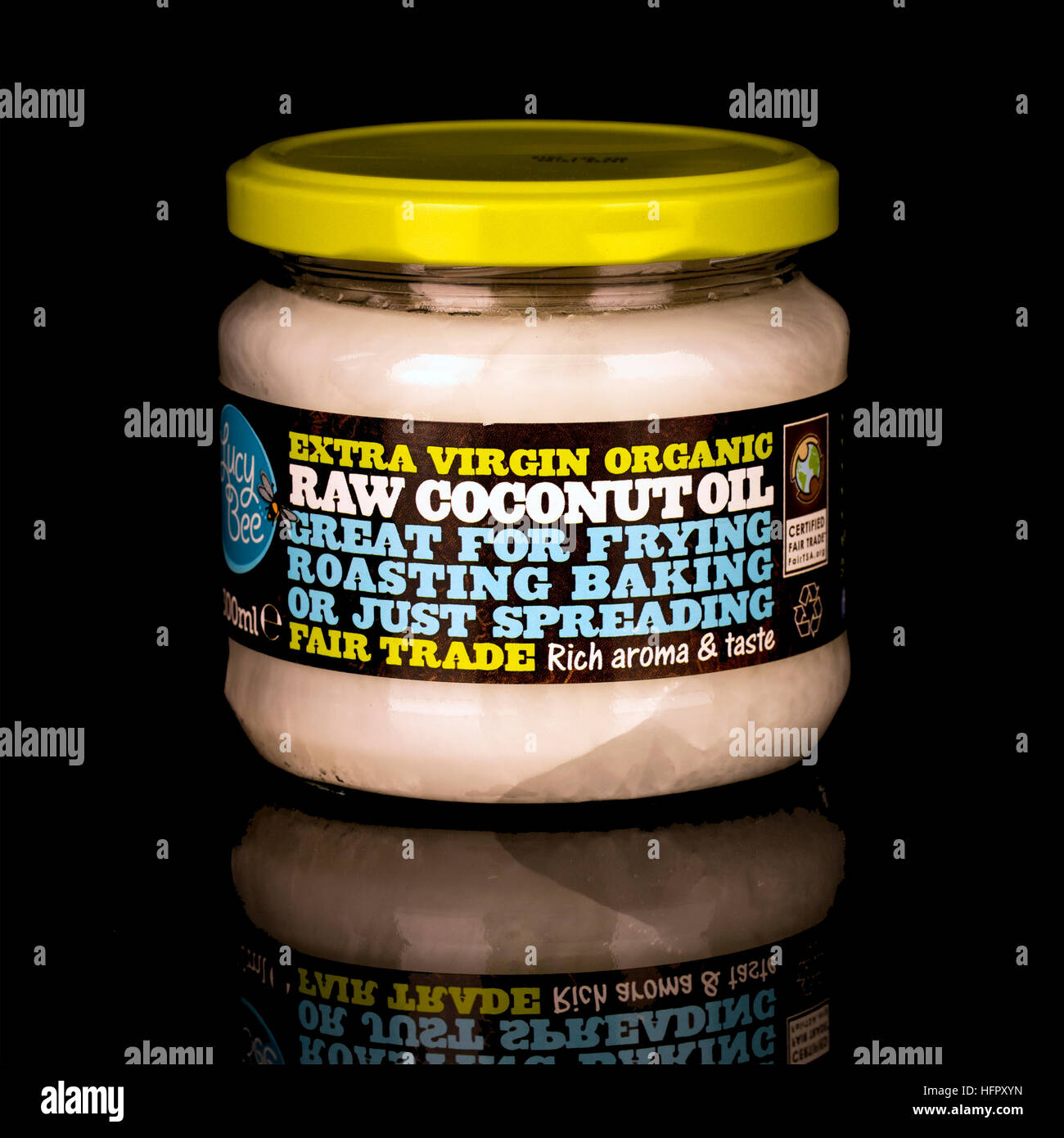 Fair Trade Extra Virgin Bio roh Kokosöl auf schwarzem Hintergrund Stockfoto