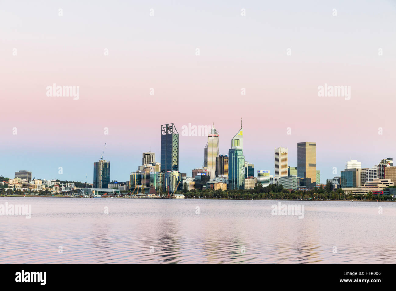 Blick über den Swan River auf die Skyline der Stadt aus dem Vorland South Perth, Perth, Western Australia, Australien Stockfoto
