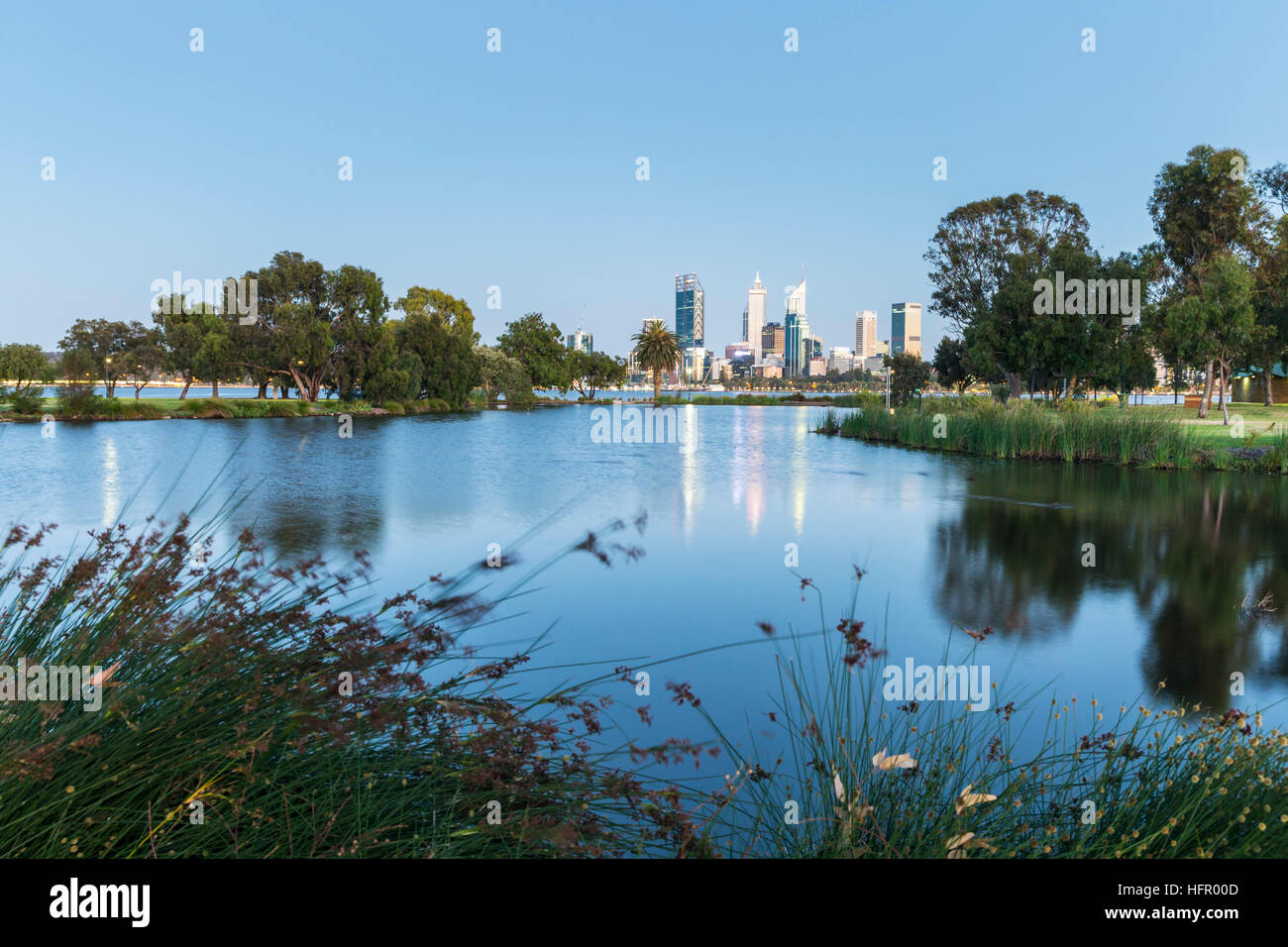 Blick über St James Mitchell Park und den Swan River, die Skyline der Stadt in der Dämmerung, Perth, Western Australia, Australien Stockfoto