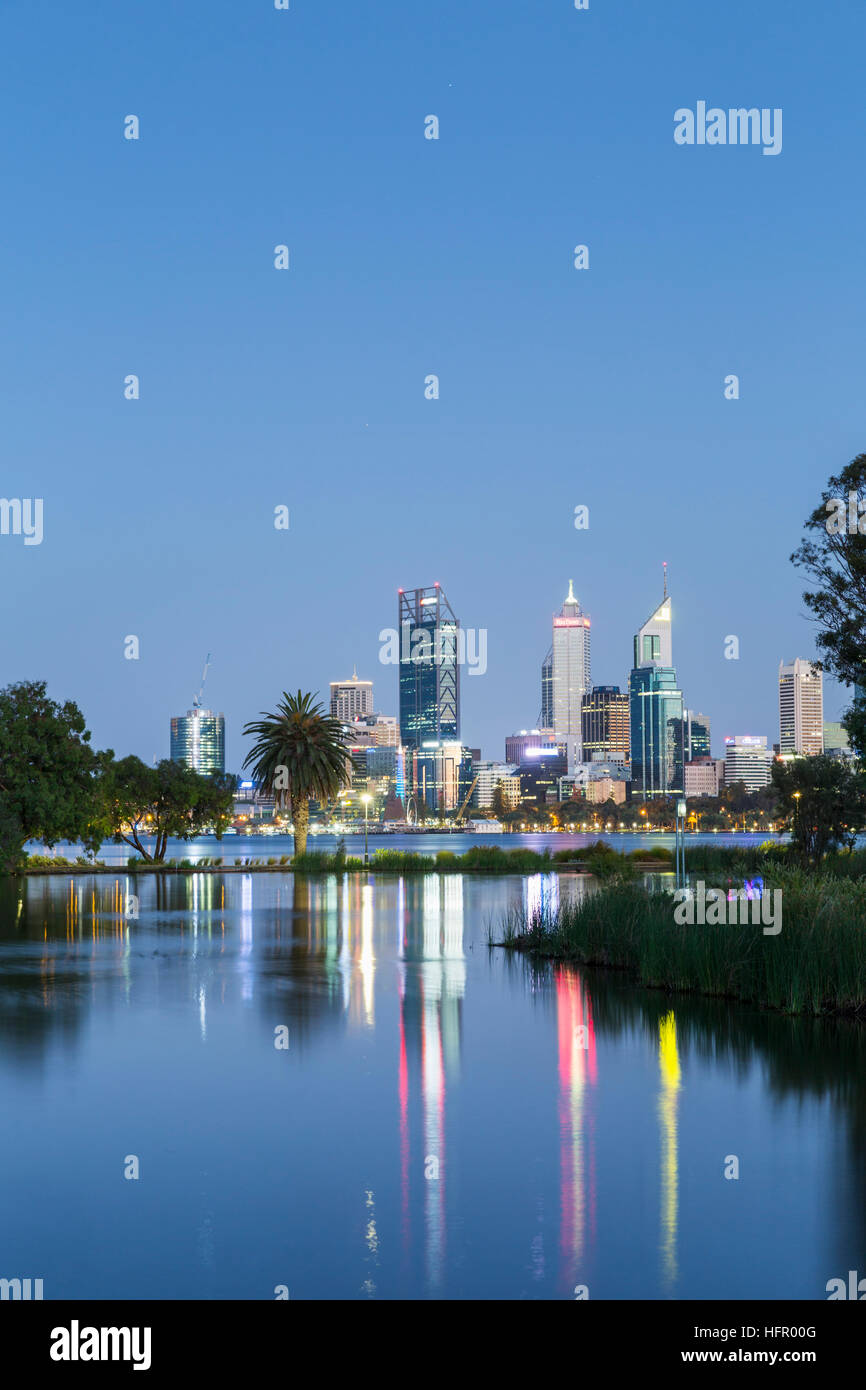 Blick über St James Mitchell Park und den Swan River, die Skyline der Stadt in der Dämmerung, Perth, Western Australia, Australien Stockfoto