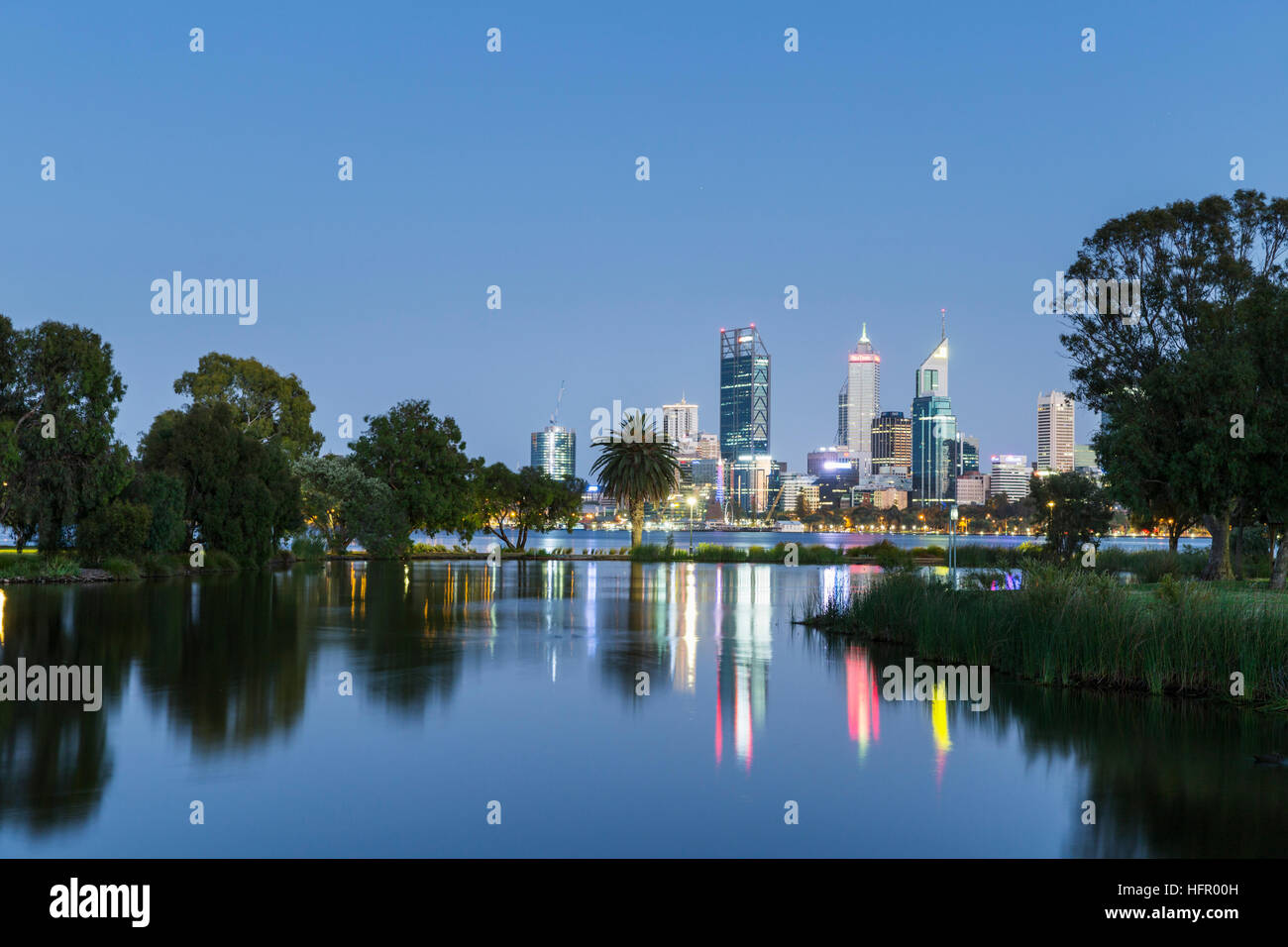 Blick über St James Mitchell Park und den Swan River, die Skyline der Stadt in der Dämmerung, Perth, Western Australia, Australien Stockfoto