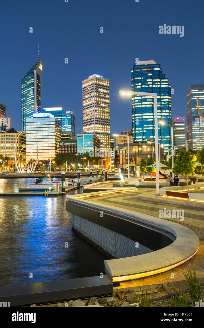 Die Wasser-Bezirk von Elizabeth Quay beleuchtet Twilght mit der Skyline der Stadt darüber hinaus, Perth, Western Australia, Australien Stockfoto