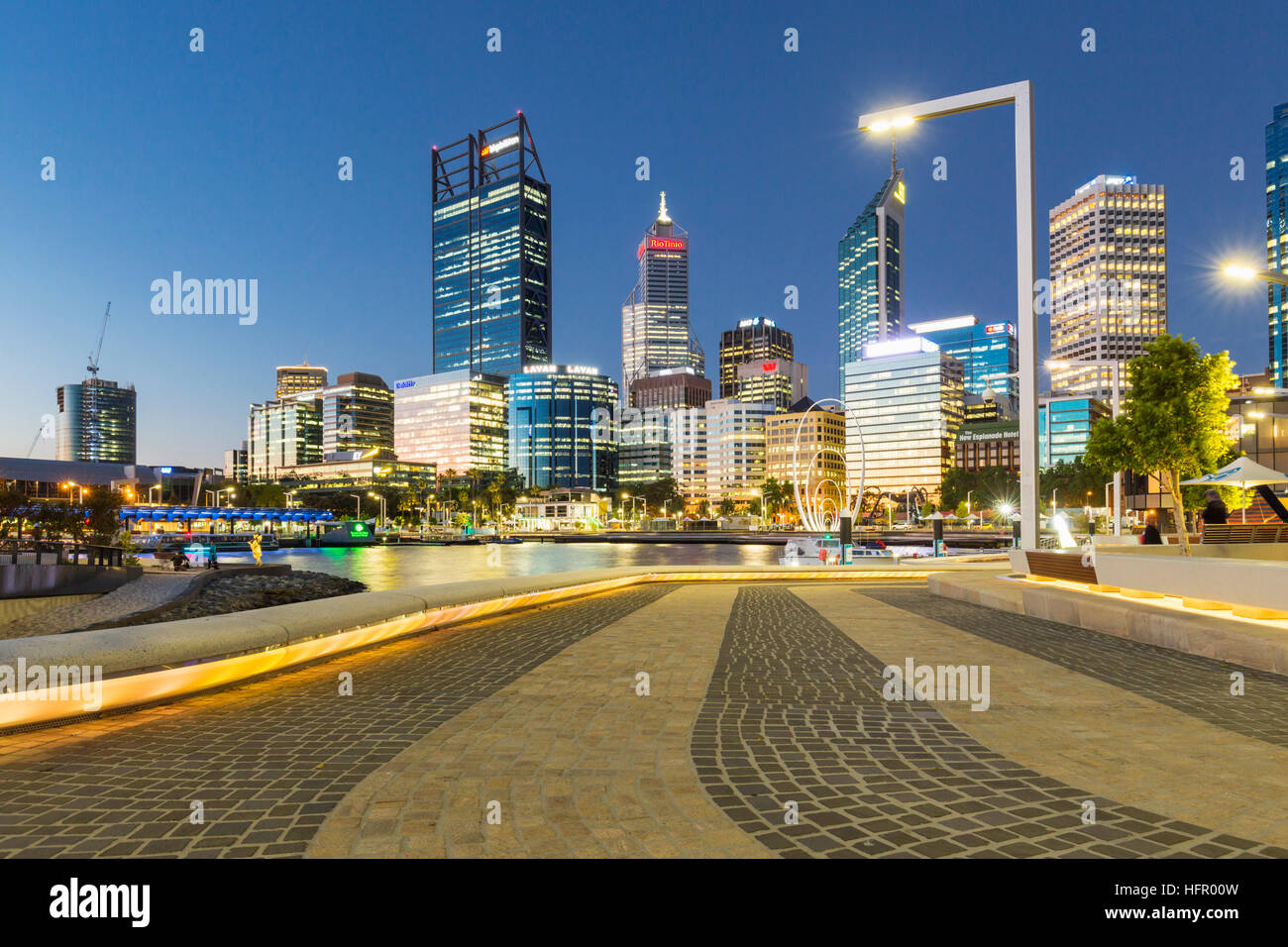 Die Wasser-Bezirk von Elizabeth Quay beleuchtet Twilght mit der Skyline der Stadt darüber hinaus, Perth, Western Australia, Australien Stockfoto