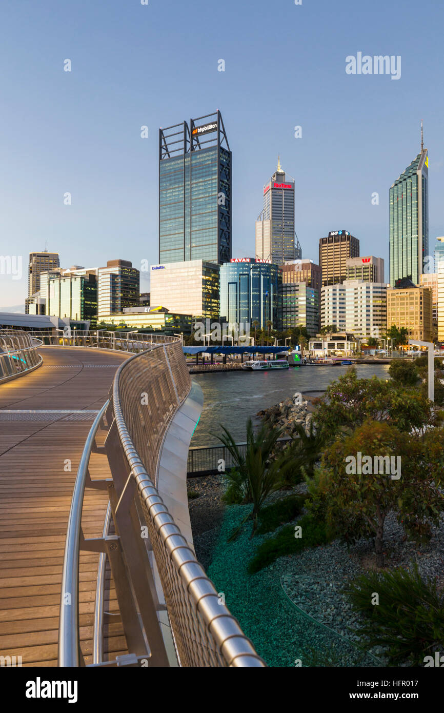 Twilight-Blick entlang der Elizabeth Quay Fußgängerbrücke, die Skyline der Stadt darüber hinaus, Perth, Western Australia, Australien Stockfoto