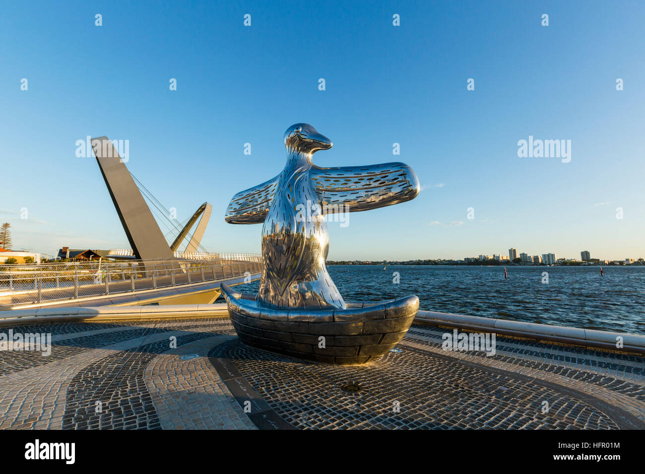 Der Erstkontakt-Skulptur am Swan River mit Elizabeth Quay Brücke über.  Perth, Western Australia, Australien Stockfoto
