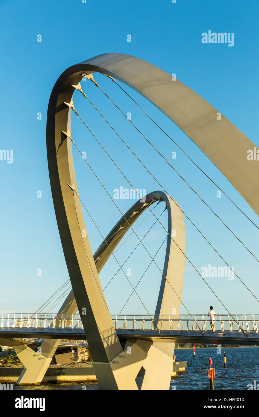 Die Elizabeth Quay Fußgängerbrücke am Swan River bei Sonnenuntergang, Perth, Western Australia, Australien Stockfoto