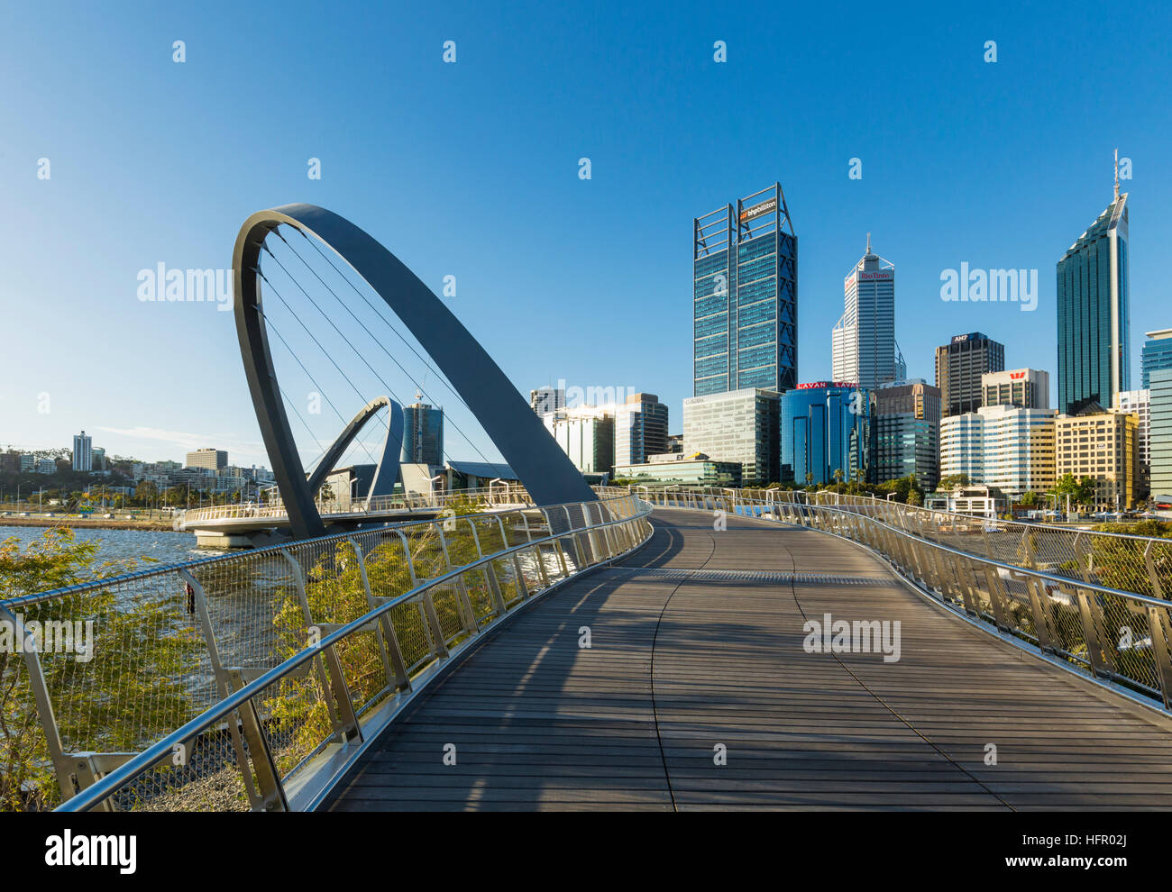 Blick entlang der Elizabeth Quay Fußgängerbrücke, die Skyline der Stadt darüber hinaus, Perth, Western Australia, Australien Stockfoto