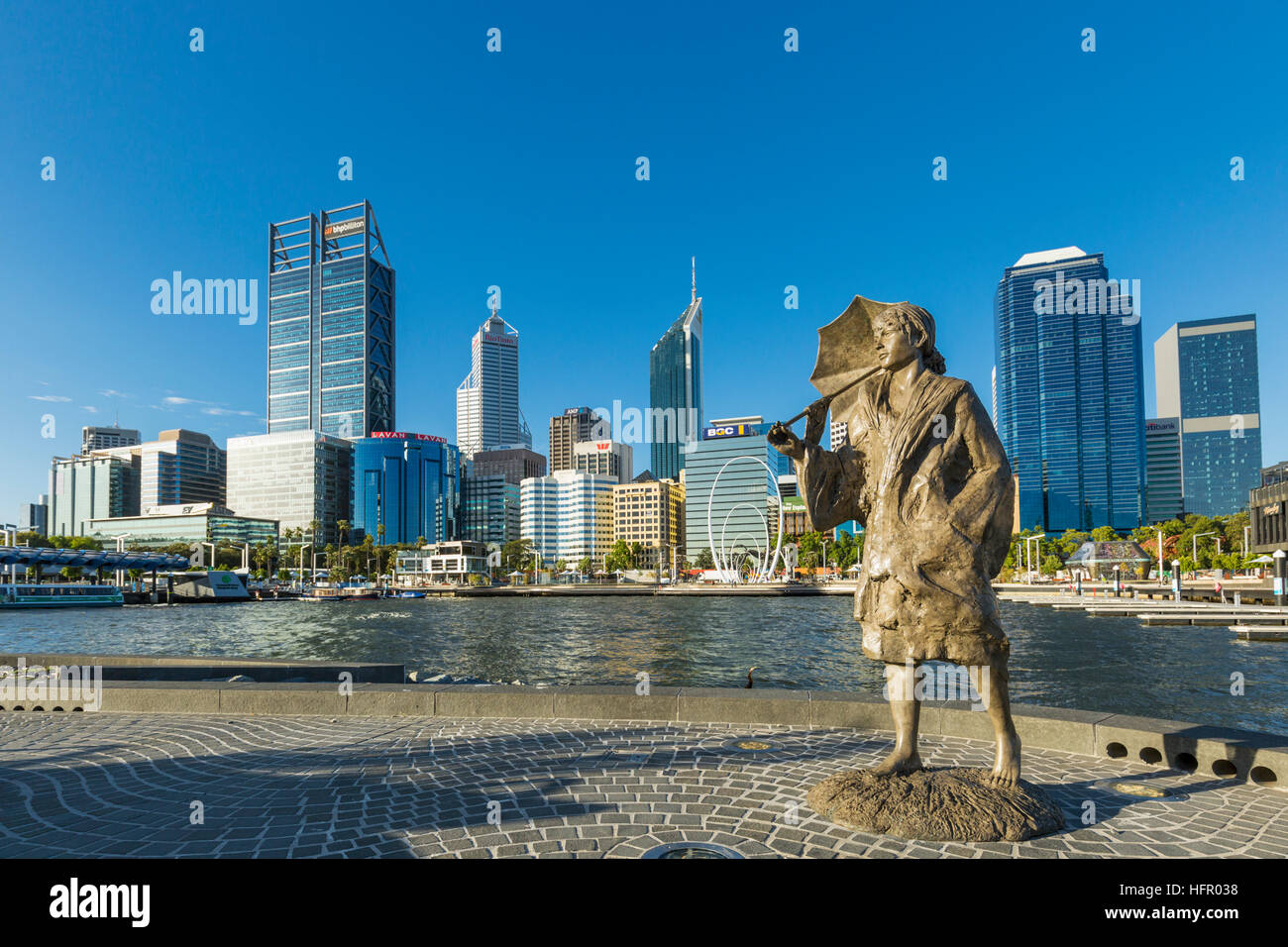 Die Bessie Rischbieth Statue des Künstlers Jon Tarry am Elizabeth Quay, mit der Skyline der Stadt darüber hinaus, Perth, Western Australia, Australien Stockfoto