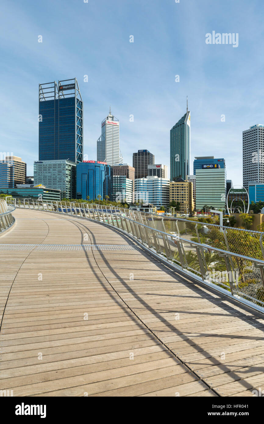 Blick entlang der Elizabeth Quay Fußgängerbrücke, die Skyline der Stadt, Perth, Western Australia, Australien Stockfoto