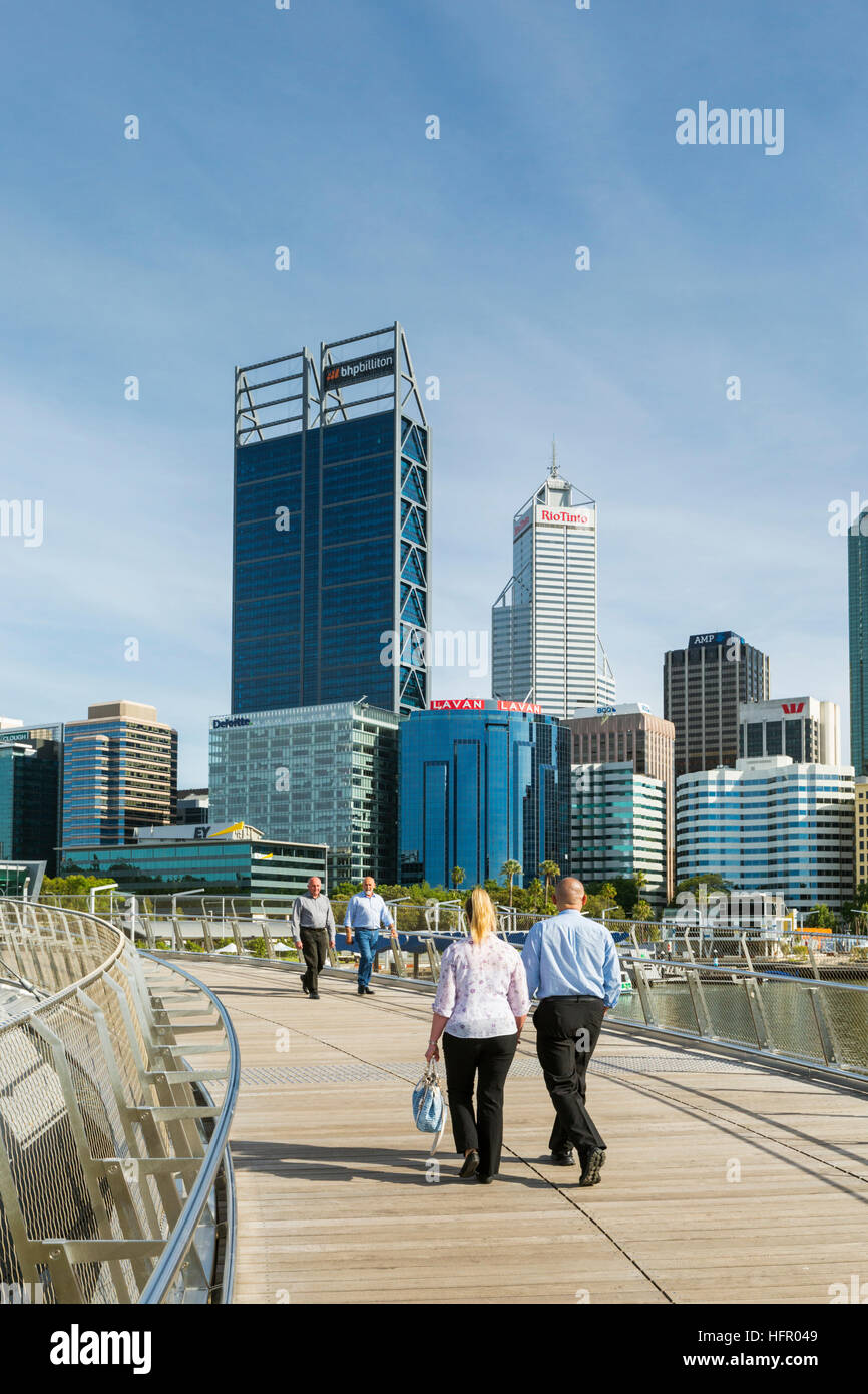 Menschen, die über die Elizabeth Quay Fußgängerbrücke mit der Skyline der Stadt darüber hinaus, Perth, Western Australia, Australien Stockfoto