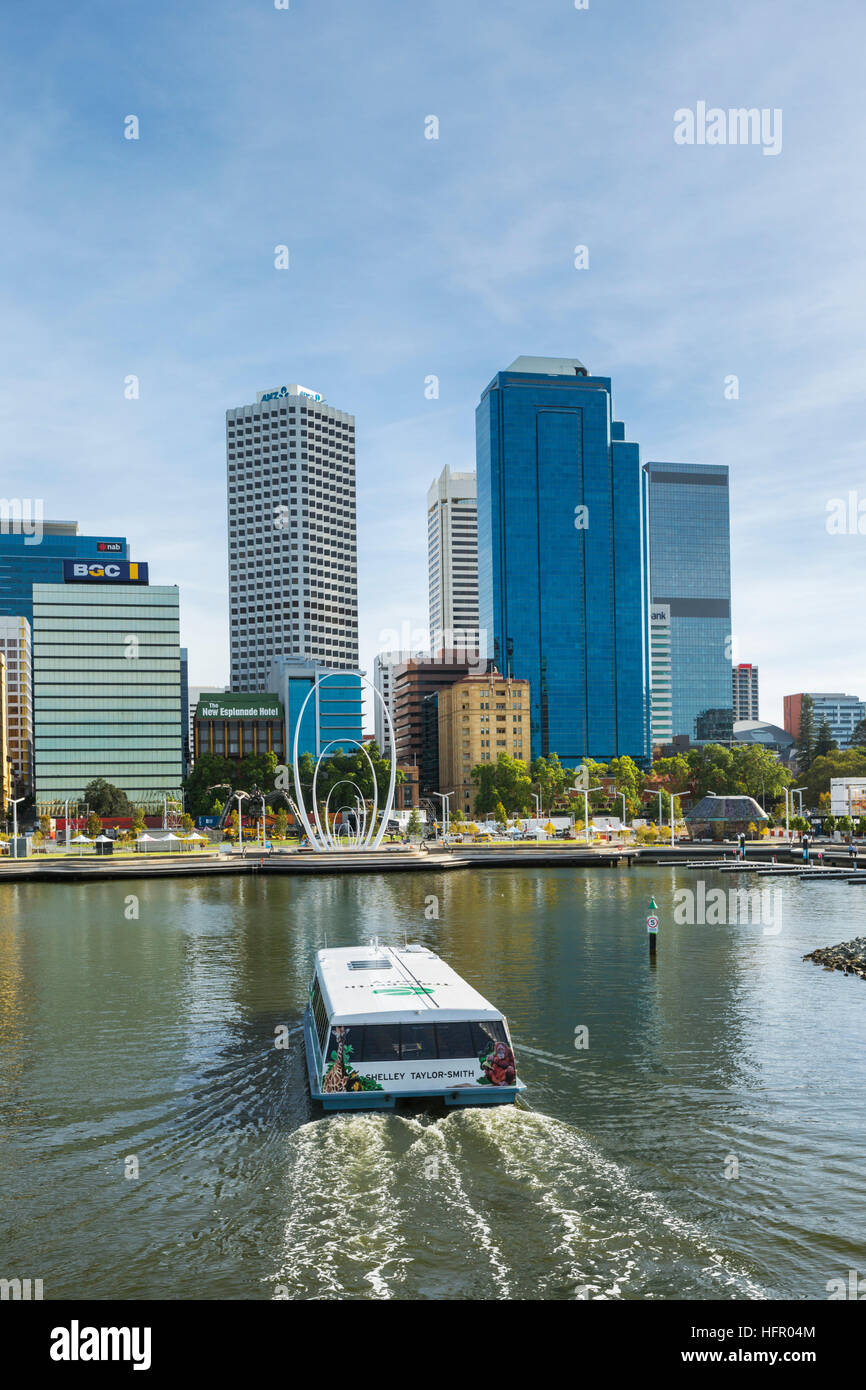 Swan River Fähre angekommen Elizabeth Quay Fährhafen mit der Skyline der Stadt über.  Perth, Western Australia, Australien Stockfoto