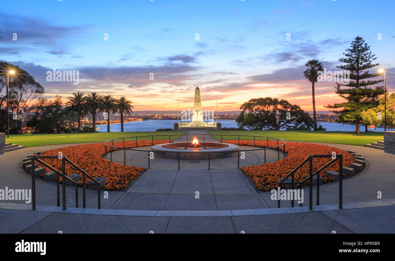 Flamme der Erinnerung, der Reflexion und des War Memorial bei Sonnenaufgang in Kings Park, WA Stockfoto