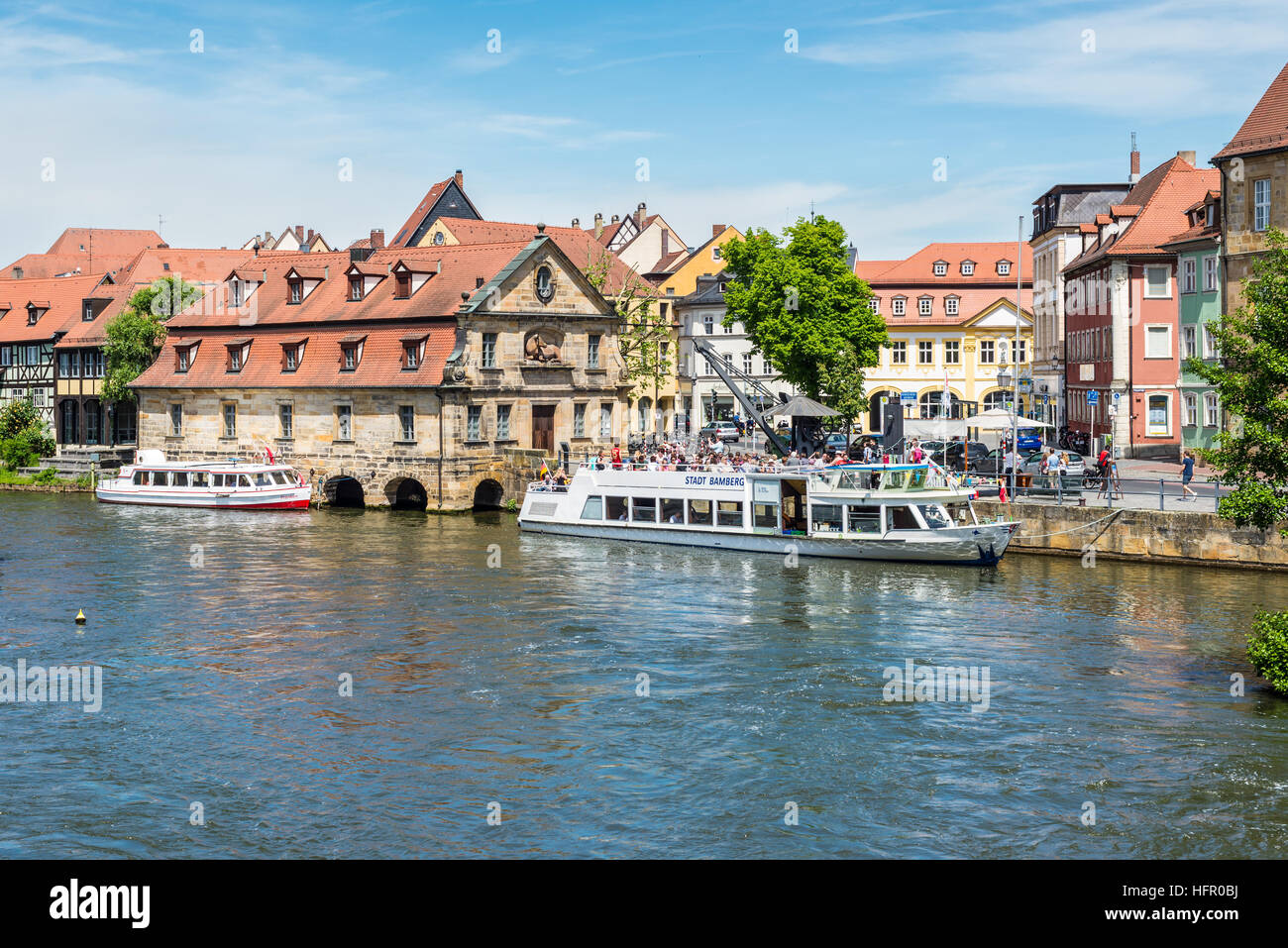 City Sightseeing Schiff mit Touristen am Fluss Regnitz in Bamberg, Deutschland Stockfoto
