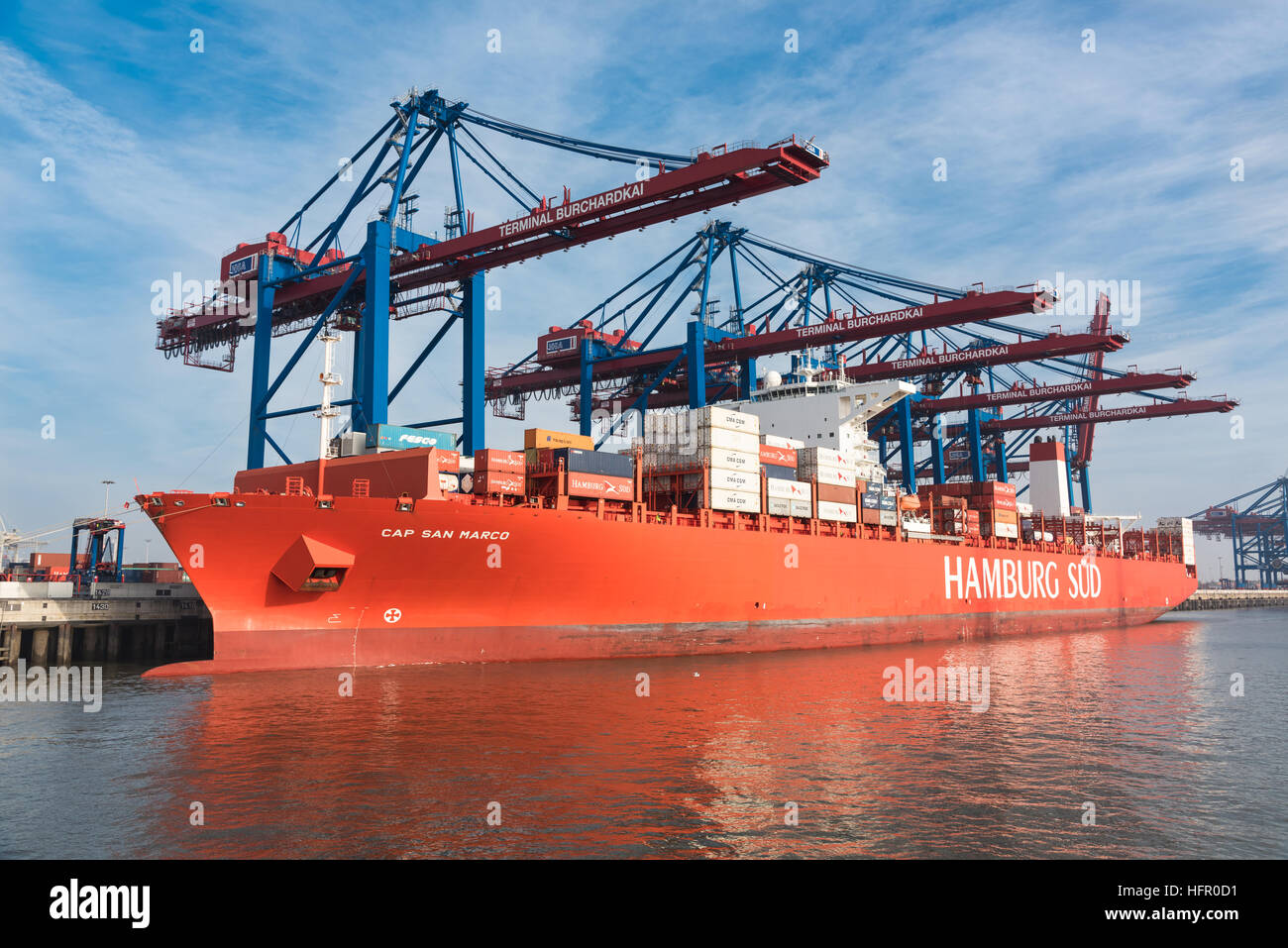 Hamburg, Deutschland - 1. November 2015: Frachtschiff Cap San Marco ist am berühmten Burchard-Kai zum Nachladen abgeschleppt Stockfoto