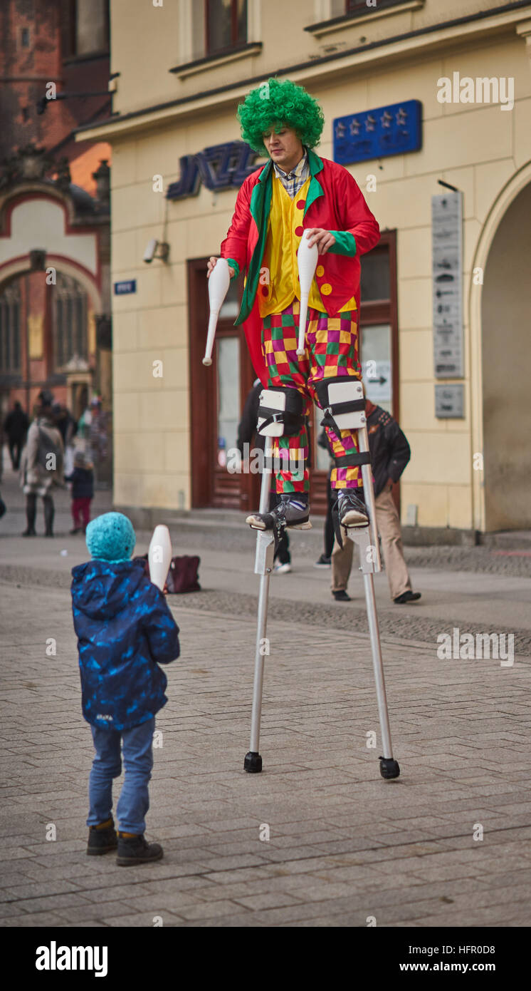 Bunt gekleidete Clown auf Stelzen Breslauer Altmarkt Stockfoto