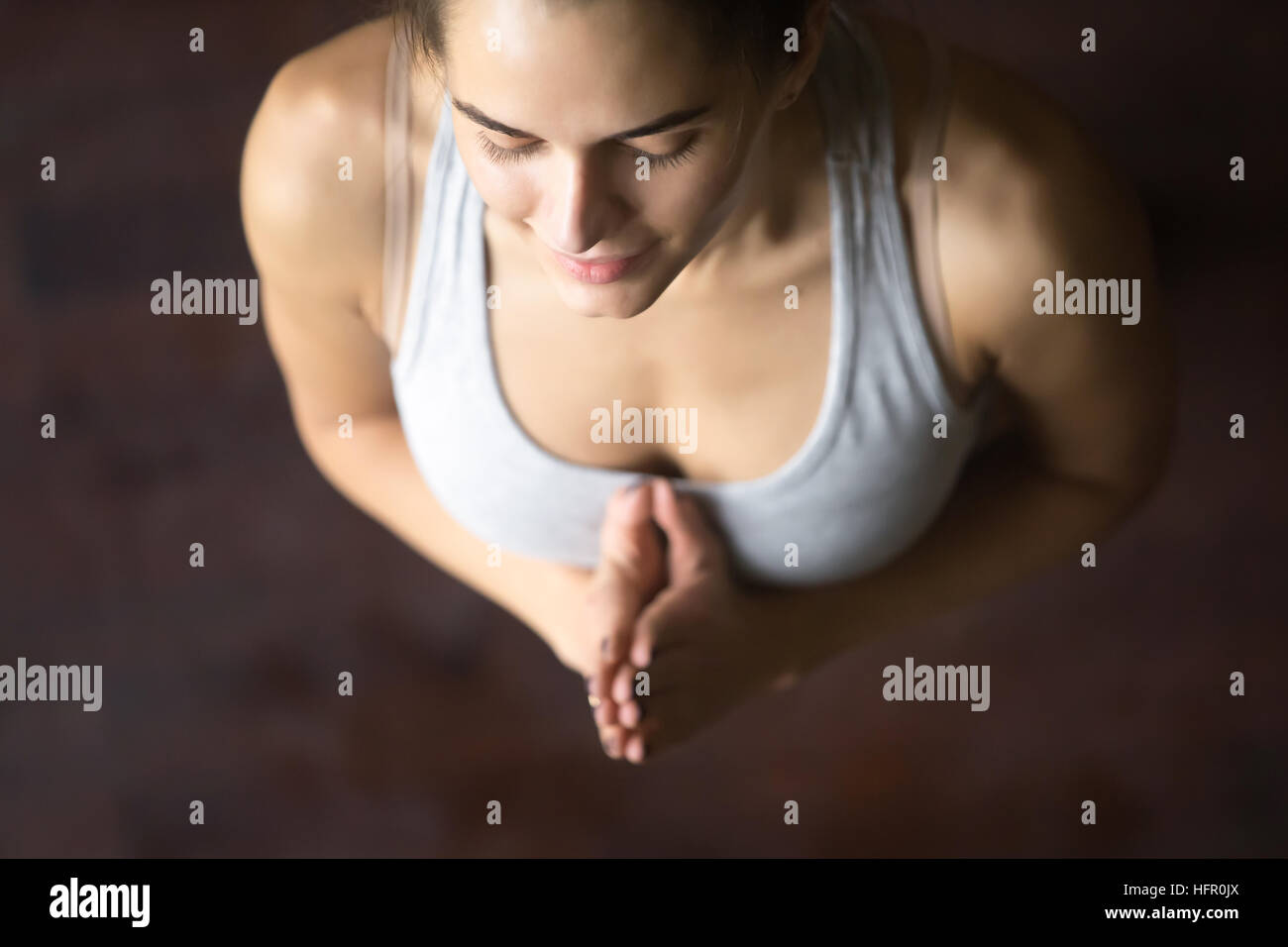 Draufsicht der junge Frau in Yoga-pose mit Namaste Stockfoto