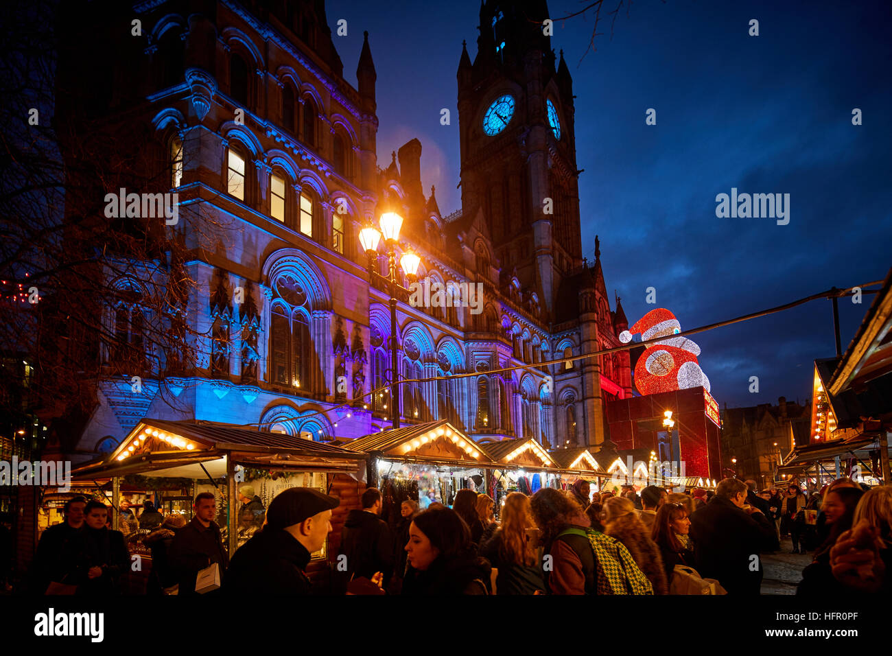 Manchester Deutsch europäische Märkte Weihnachten Winter festliche Festival christlichen Feiertage freudiges Ereignis Dezember Geschenke präsentiert Kauf Meere Stockfoto
