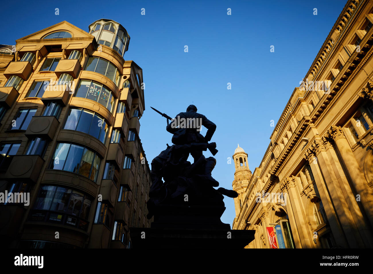 Manchester St Ann's Square South African War Memorial von Sir W. Hamo Thornycroft 1908 Bronzefiguren Soldaten fixiert Bajonett der Boer-Krieg-Denkmal Mo Stockfoto