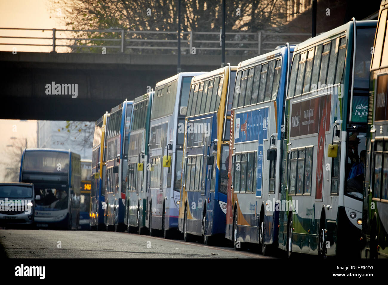 Linie Busse Oxford Straße MANCHESTER Warteschlange viele voll viele Bus Busse angehalten Doppeldecker Flotte Trainer Firma Livree Route Dienstleistungen Nummer Deregulierung Stockfoto