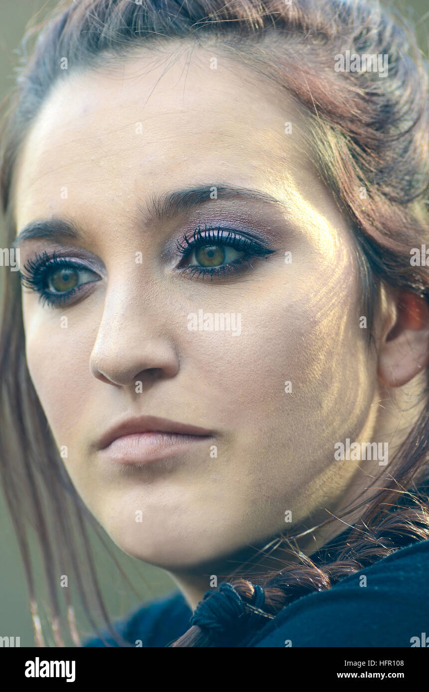 Eine schöne Teenager.  Sie hat einen Tagträumen oder nachdenklichen Gesichtsausdruck. Eine leichte Tönung wurde hinzugefügt. Stockfoto