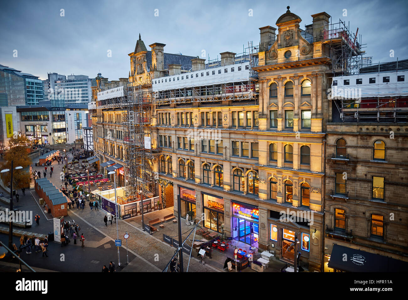 Manchester Wahrzeichen Getreidebörse äußere bedeckt Exchange Sqayre historisches Gebäude Restaurierung Gerüst arbeiten an Dämmerung Dämmerung Nacht kurz vor Sonnenaufgang Stockfoto