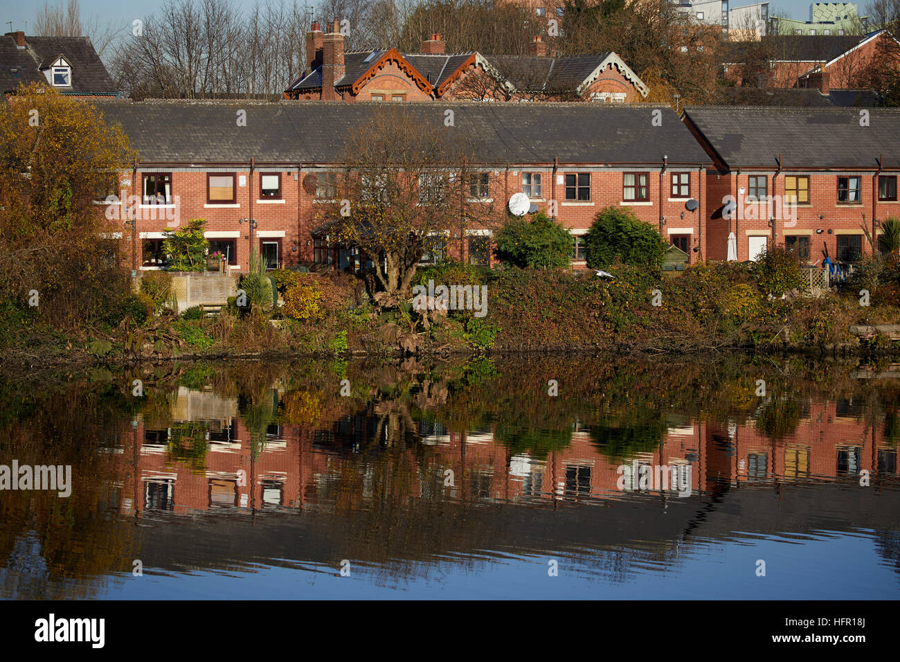 Manchester Ship Canal beherbergt Reflexion terrassenförmig angelegten Lager Wohnbaubanken der modernen neuen Build Häuser Architekt Eigenschaft Eigenschaften Bebauung d Stockfoto