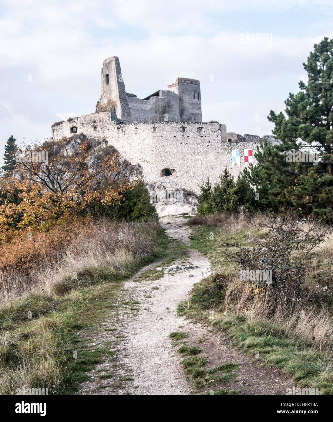Ruions der Burg Cachtice mit Weg und blauer Himmel mit Wolken im Herbst männlichen Karpaty-Gebirge in der Slowakei Stockfoto
