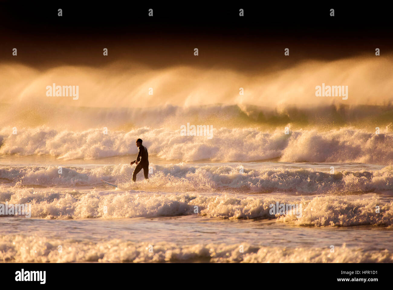 Surfen am Fistral in Newquay, Cornwall. Stockfoto
