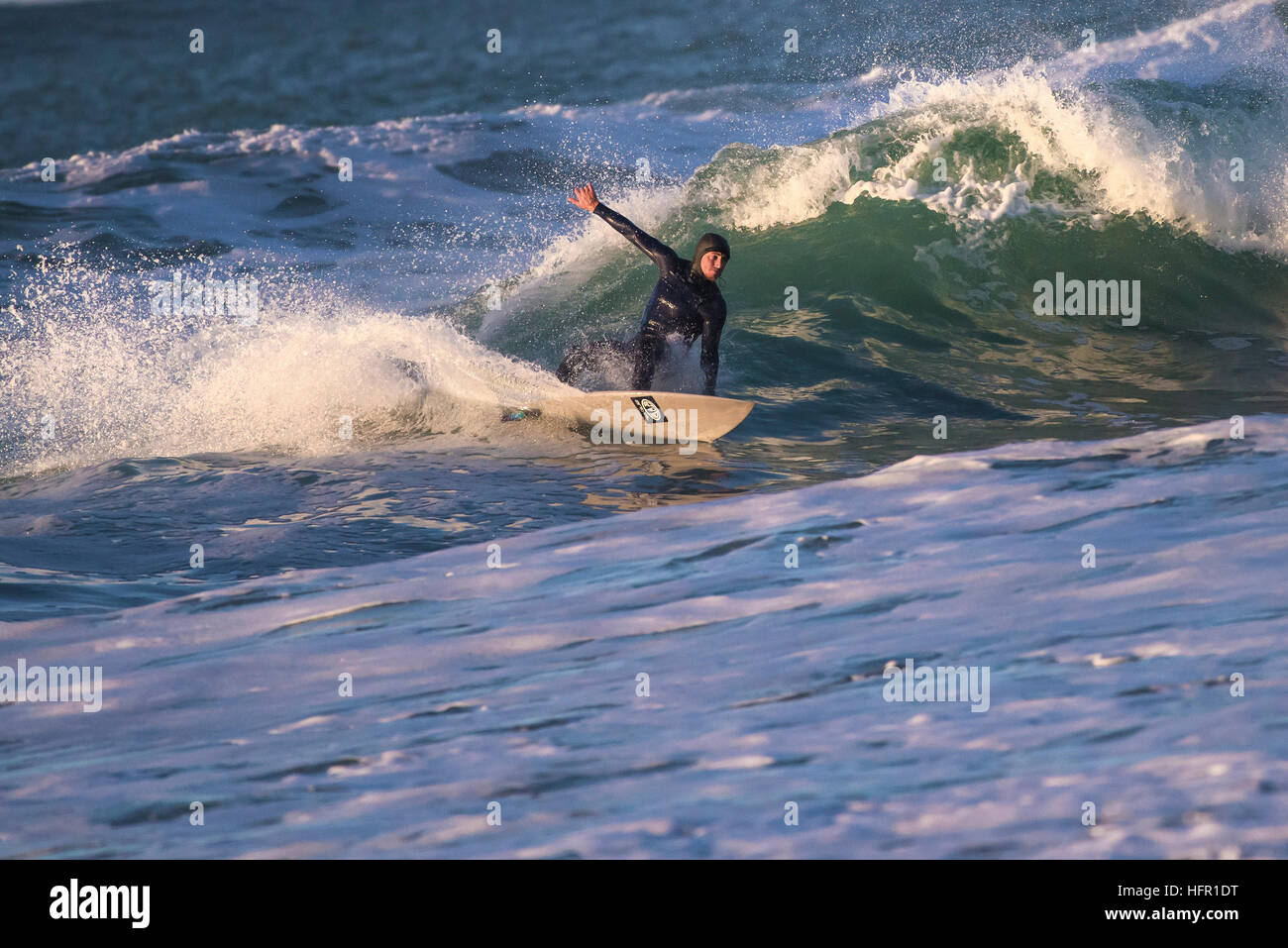 Berauschende Surf-Action-Action am Fistral in Newquay, Cornwall, England. VEREINIGTES KÖNIGREICH. Stockfoto