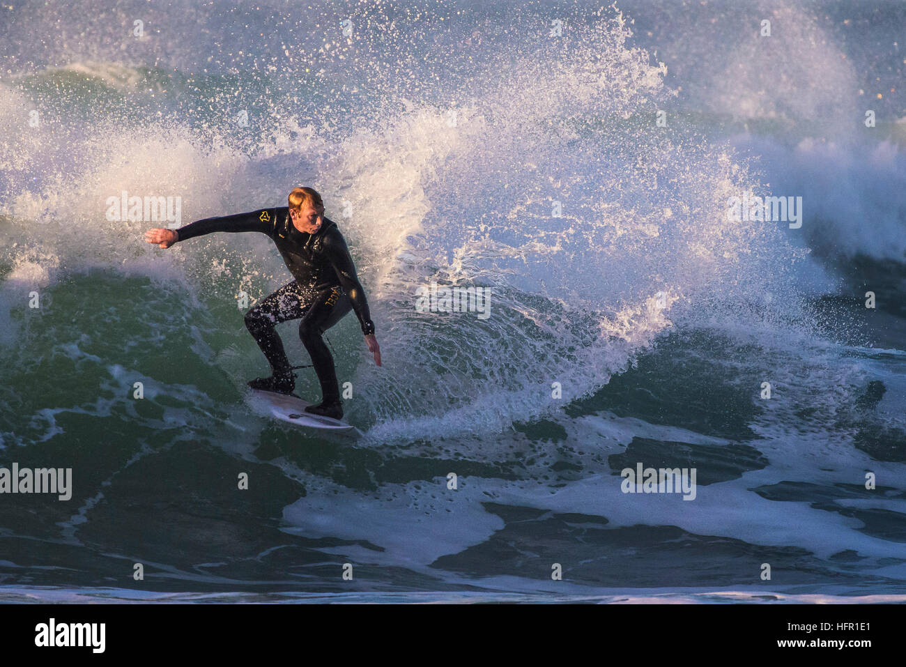 Ein Surfer in spektakulären Aktion am Fistral in Newquay, Cornwall, England. VEREINIGTES KÖNIGREICH. Stockfoto