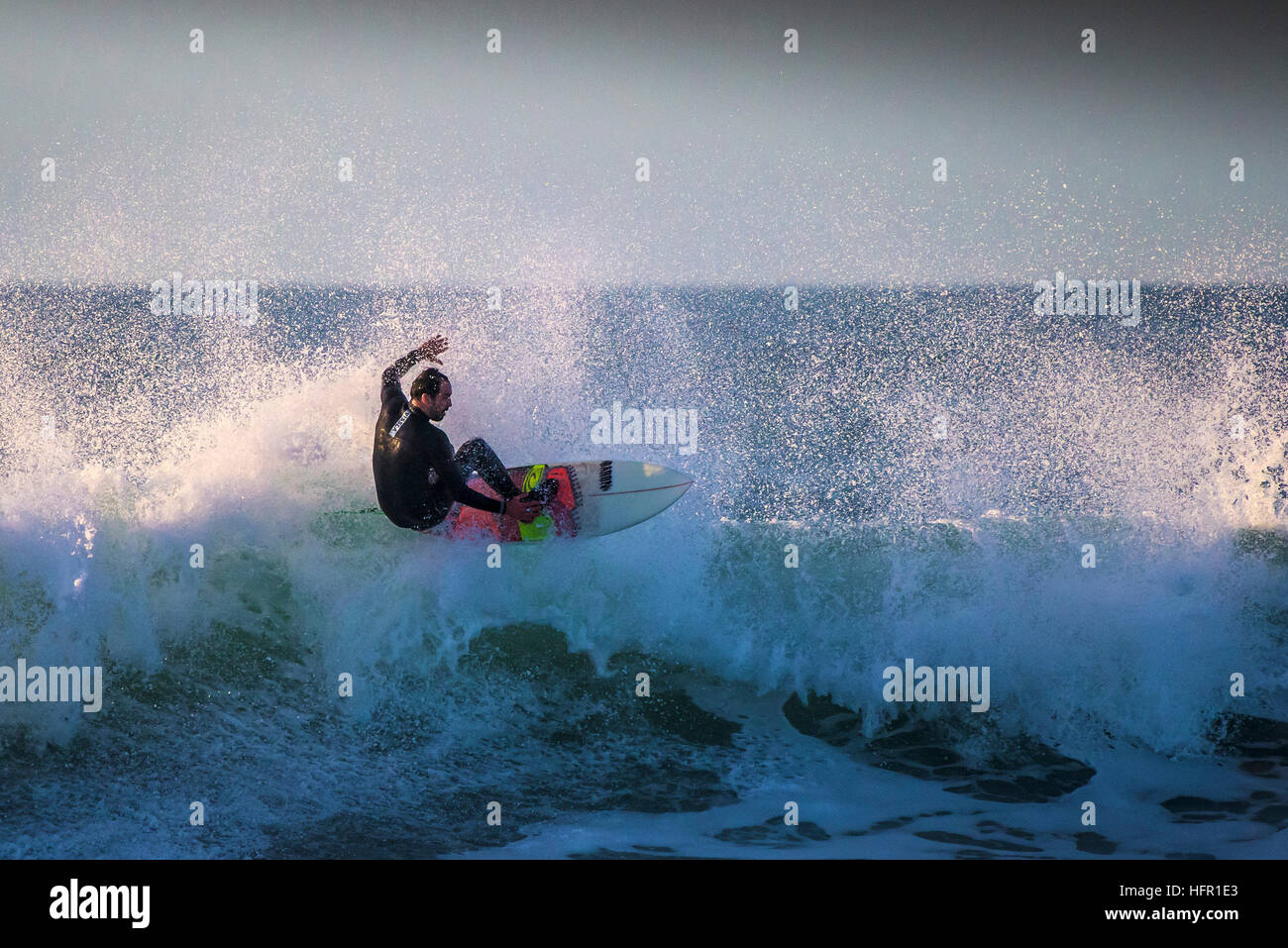 Ein Surfer in spektakulären Aktion am Fistral in Newquay, Cornwall, England. VEREINIGTES KÖNIGREICH. Stockfoto