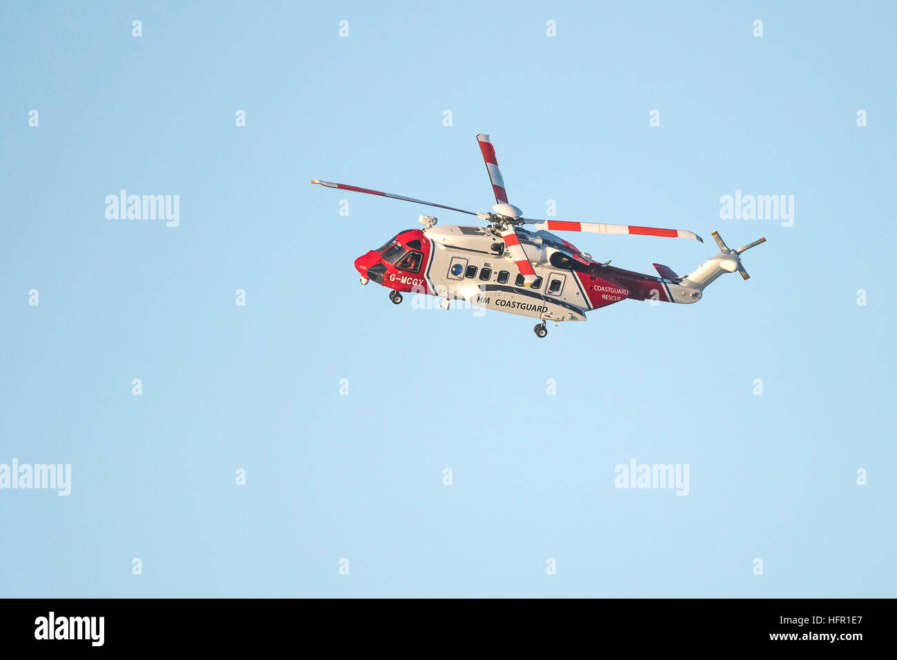 Eine Sikorsky S-92A HM Coastguard SAR Hubschrauber G-MCGY betrieben von Bristol Hubschrauber fliegt overhead auf der North Cornwall Coast, England, UK. Stockfoto