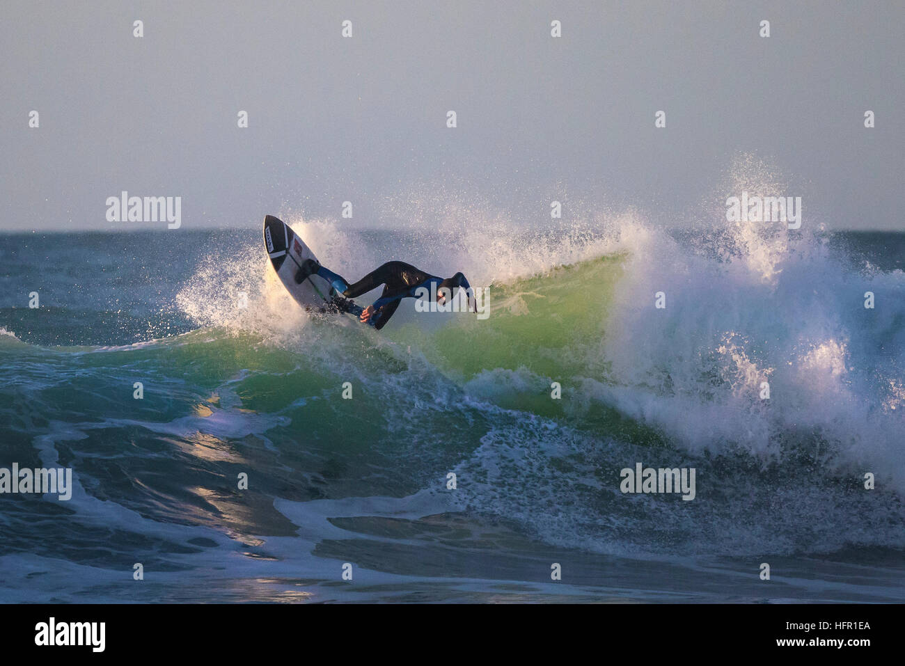 Ein Surfer am Fistral in Newquay, Cornwall. Stockfoto