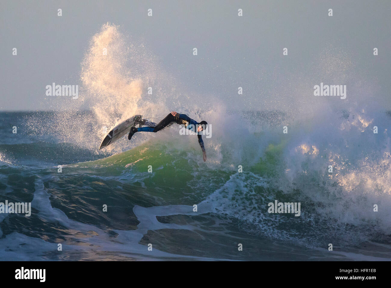 Ein Surfer in spektakulären Aktion am Fistral in Newquay, Cornwall, England. VEREINIGTES KÖNIGREICH. Stockfoto