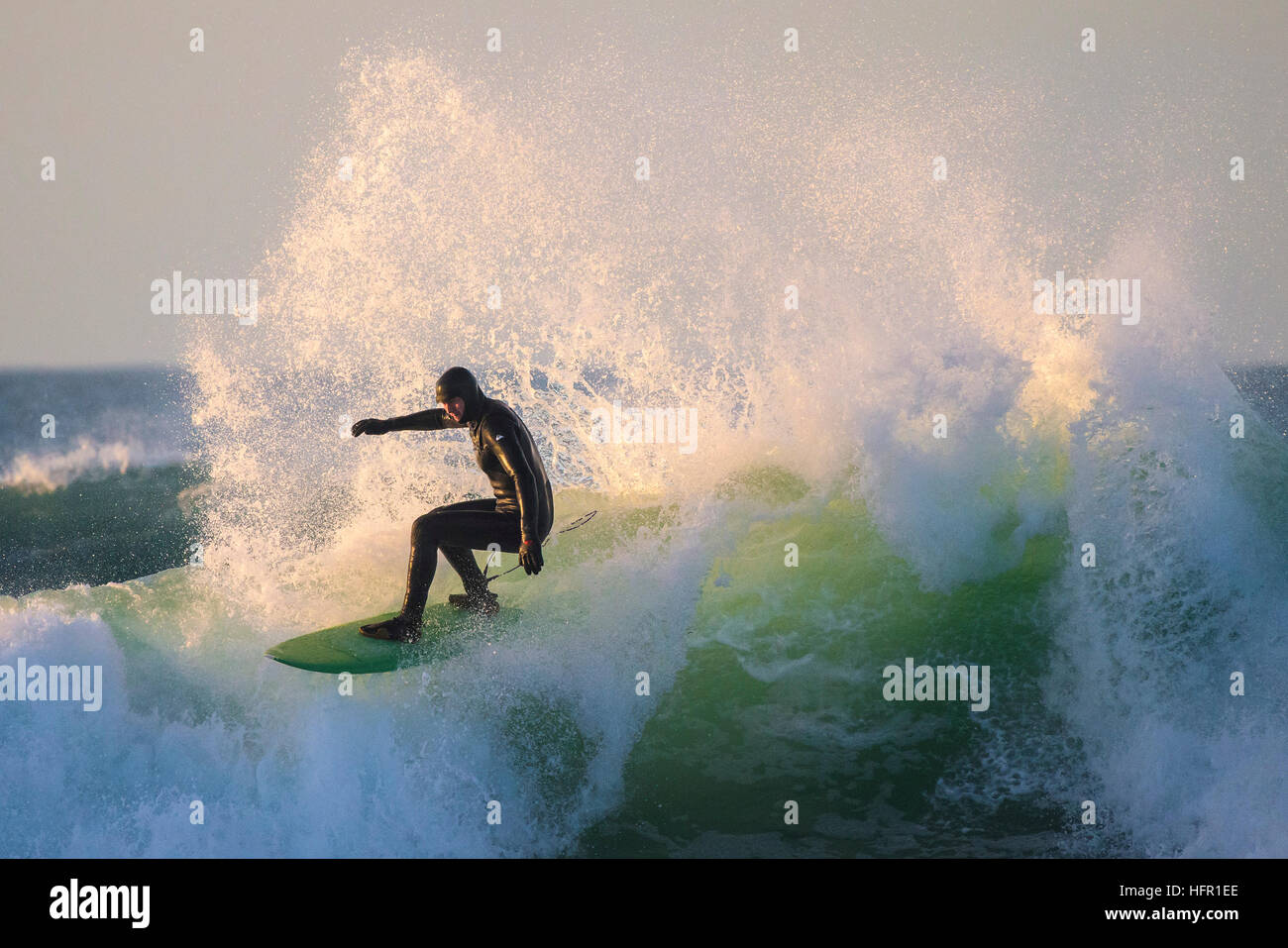 Ein Surfer am Fistral in Newquay, Cornwall. Stockfoto